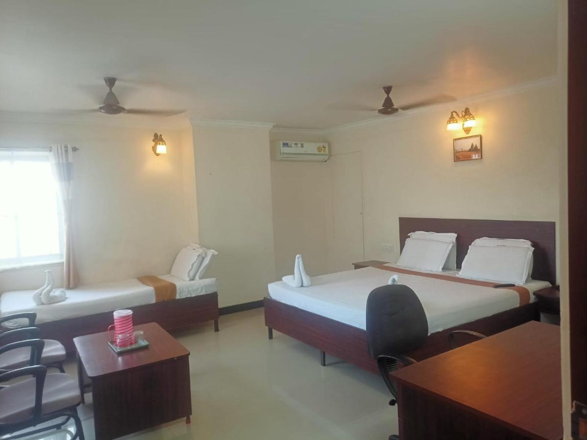 Sky Park Hotels Tiruppur Buitenkant foto