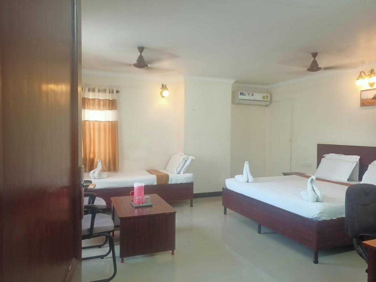 Sky Park Hotels Tiruppur Buitenkant foto